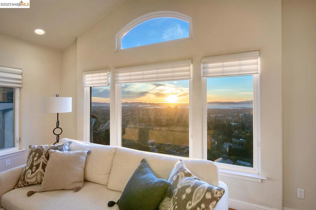 CLAREMONT HILLS - Residential