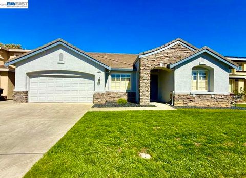 Photo of 790 Everglades Ln LN, Tracy, CA 95377 (MLS # 41136161)
