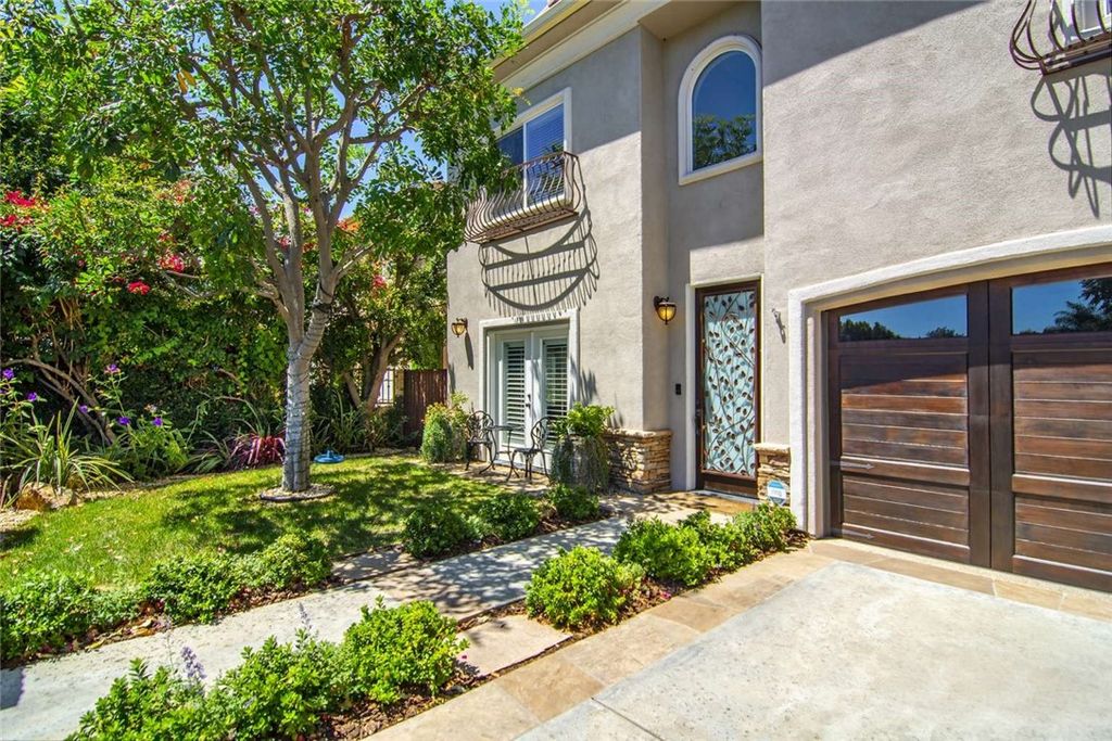 Photo of 4941 Aqueduct Avenue, Encino, CA 91436 (MLS # FR25217929)