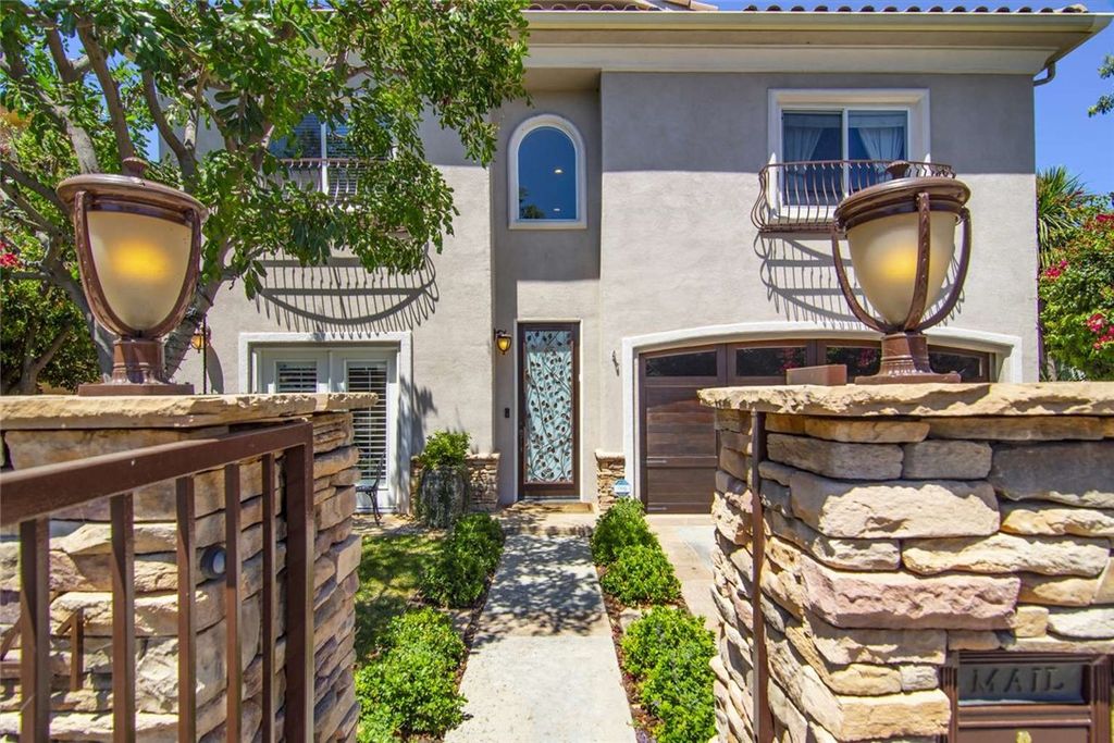 Photo of 4941 Aqueduct Avenue, Encino, CA 91436 (MLS # FR25217929)