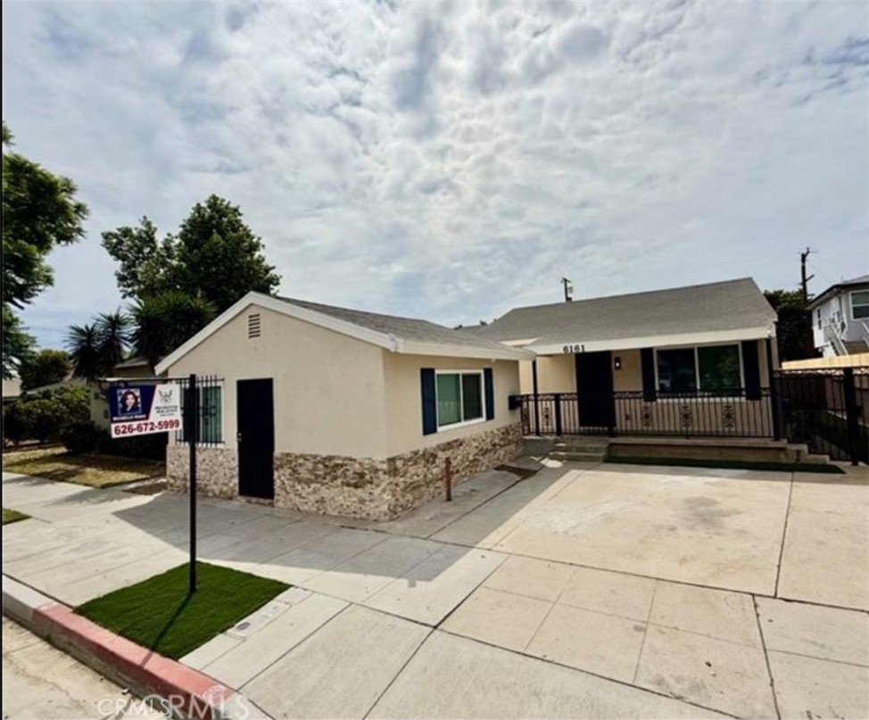 2 units commercial and residential mixed-used property, located in north long beach, ground up restoration, fully remodeled including of new plumbing, new electric re-wire , new HAVC, new gate, new fence, new insulation on whole property, and new roofs on the back unit and garage and new appliances. Move in ready for you.
Please don't miss this multi-unit property.