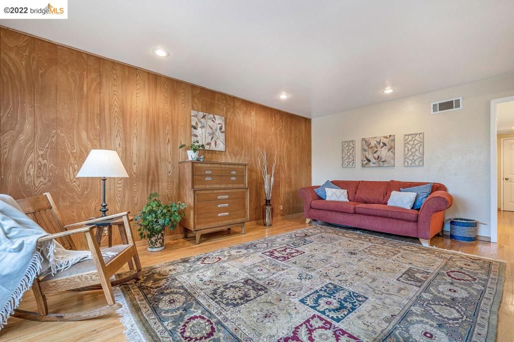 listing image 130727804308821767468