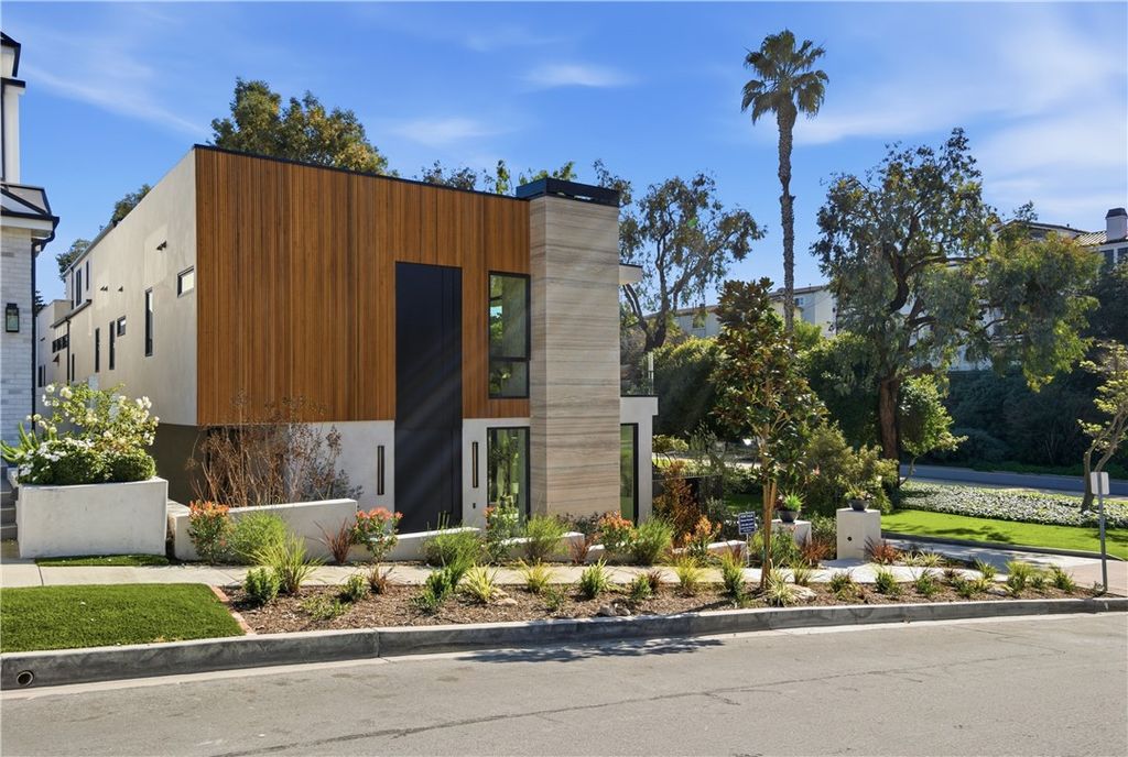 Photo of 400 Heliotrope Ave, Corona Del Mar, CA 92625 (MLS # OC25277992)