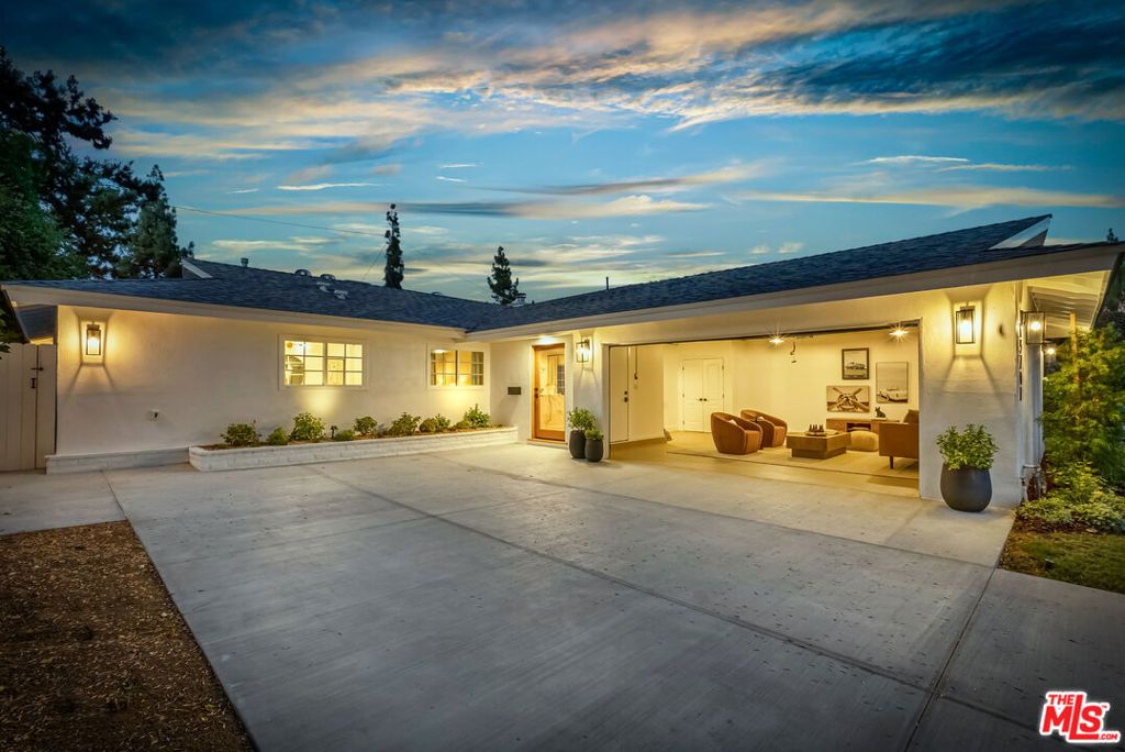 Photo of 15701 Ludlow Street, Granada Hills, CA 91344 (MLS # 25597821)