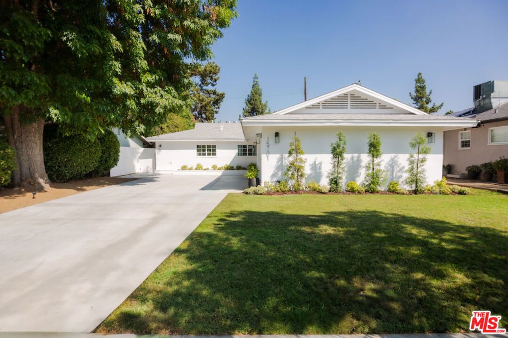 Photo of 15701 Ludlow Street, Granada Hills, CA 91344 (MLS # 25597821)