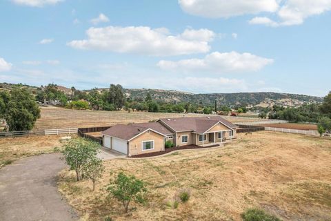 Photo of 1346 Wilson Rd Rd, Ramona, CA 92065 (MLS # 260005601SD)