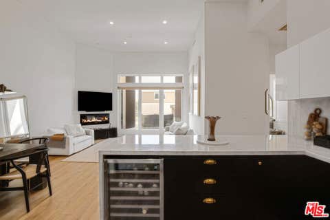 Photo of 118 S Kenwood Street #102, Glendale, CA 91205 (MLS # 26856011)