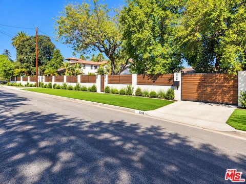 Photo of 5738 Rhodes Avenue, Valley Village, CA 91607 (MLS # 26999625)