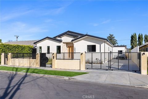 Photo of 19539 Mobile Street, Reseda, CA 91335 (MLS # SR26078502)