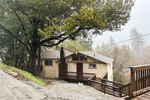 Photo of 389 Dorn Drive, Crestline, CA 92325 (MLS # TR25280611)