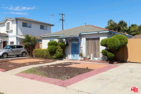 Photo of 12827 Walsh Avenue, Los Angeles, CA 90066 (MLS # 26996147)