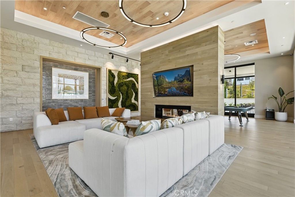 2445 Liv Way