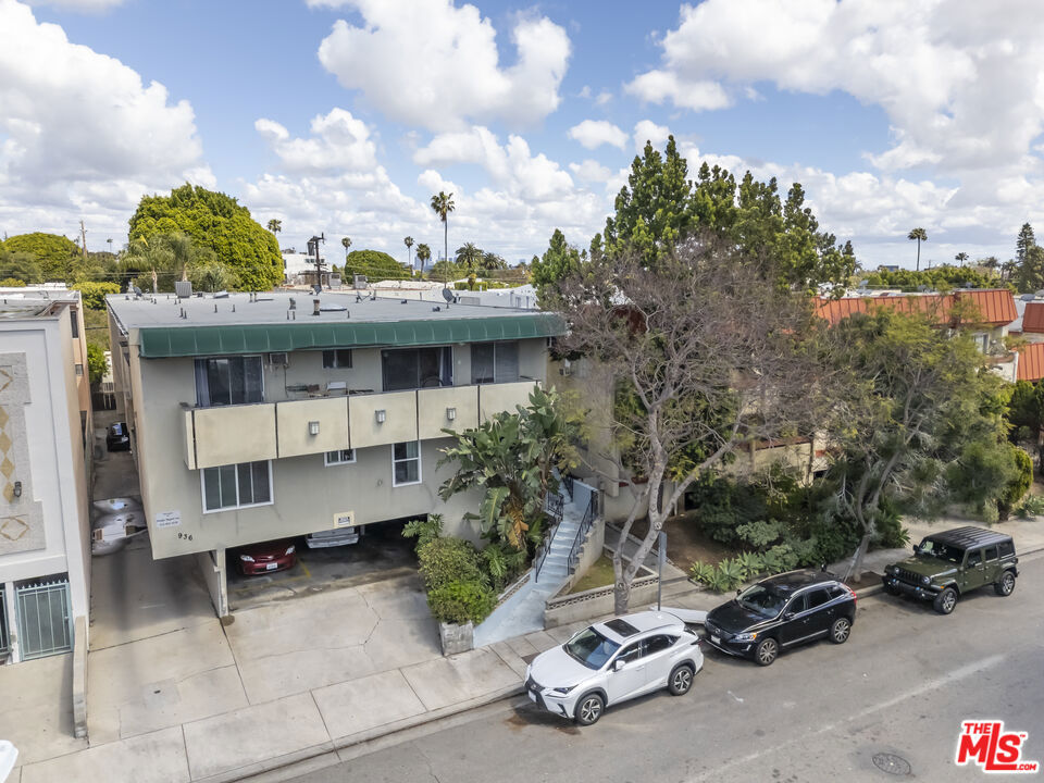 936 N Orange Grove Avenue