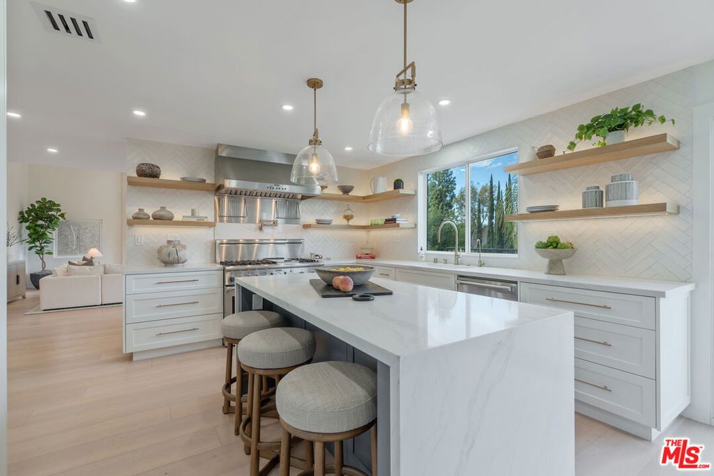 Photo of 4825 Galendo Street, Woodland Hills, CA 91364 (MLS # 25598883)