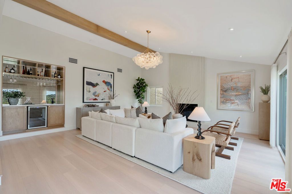 Photo of 4825 Galendo Street, Woodland Hills, CA 91364 (MLS # 25598883)
