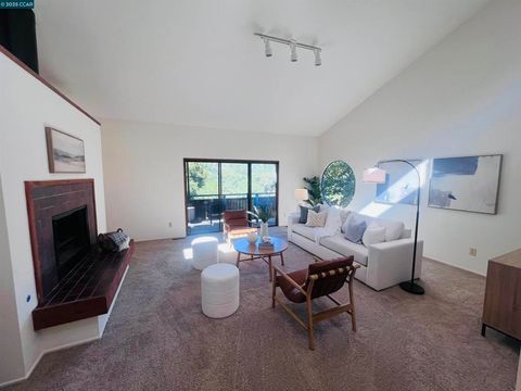 Photo of 4 Wanda Ln Ln, Orinda, CA 94563 (MLS # 41116433)