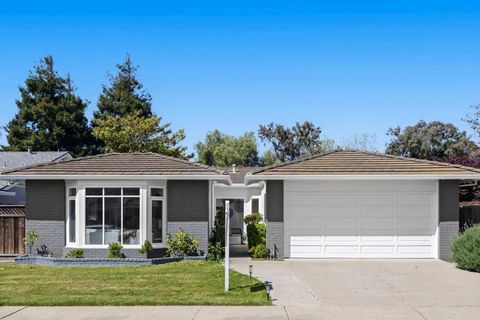 Photo of 349 Bluefish Court, Foster City, CA 94404 (MLS # ML82047605)
