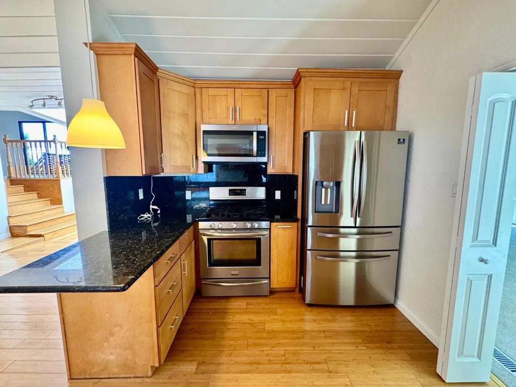 Redwood City, California 94062, United States, 3 Bedrooms Bedrooms, ,2 BathroomsBathrooms,Residential,Pending,204306