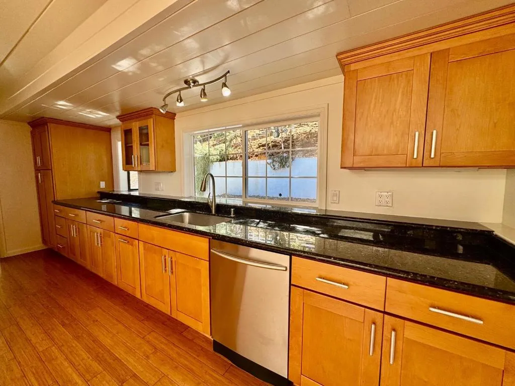 Redwood City, California 94062, United States, 3 Bedrooms Bedrooms, ,2 BathroomsBathrooms,Residential,Pending,204306