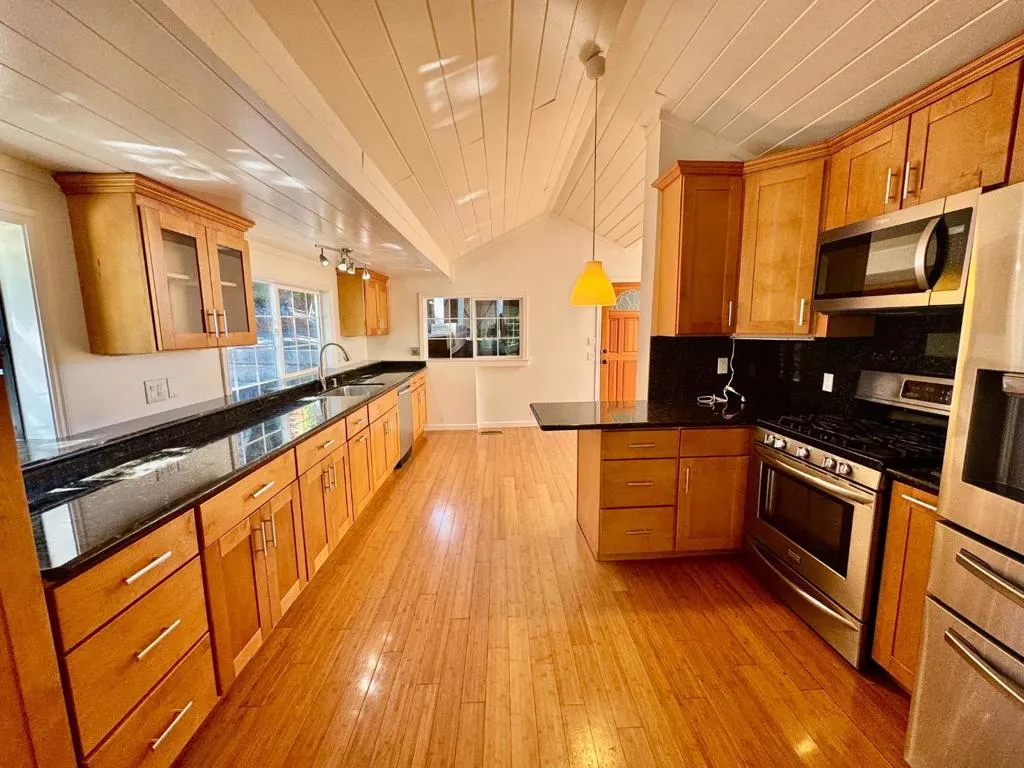 Redwood City, California 94062, United States, 3 Bedrooms Bedrooms, ,2 BathroomsBathrooms,Residential,Pending,204306