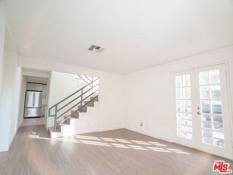 Photo of 957 S Gramercy Drive #101, Los Angeles, CA 90019 (MLS # 26650897)