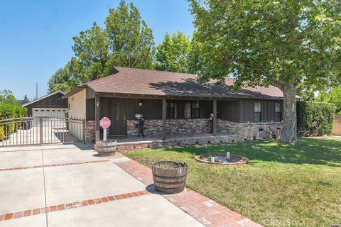 Photo of 10340 Independence Avenue, Chatsworth, CA 91311 (MLS # SR26120821)