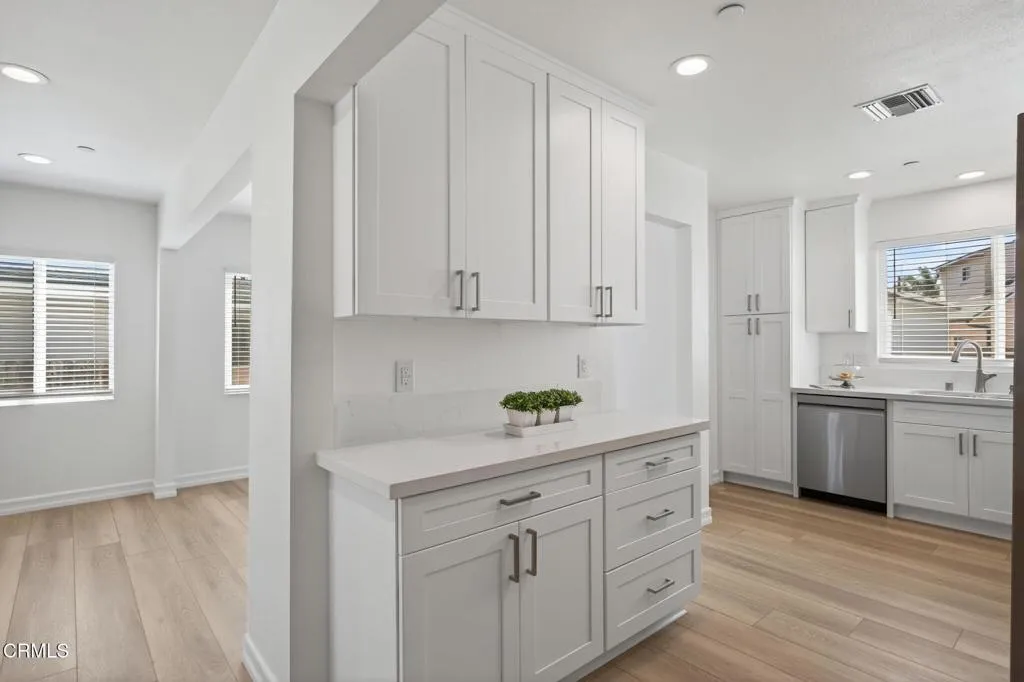 Ventura, California 93003, United States, 3 Bedrooms Bedrooms, ,2 BathroomsBathrooms,Residential,Active,216222