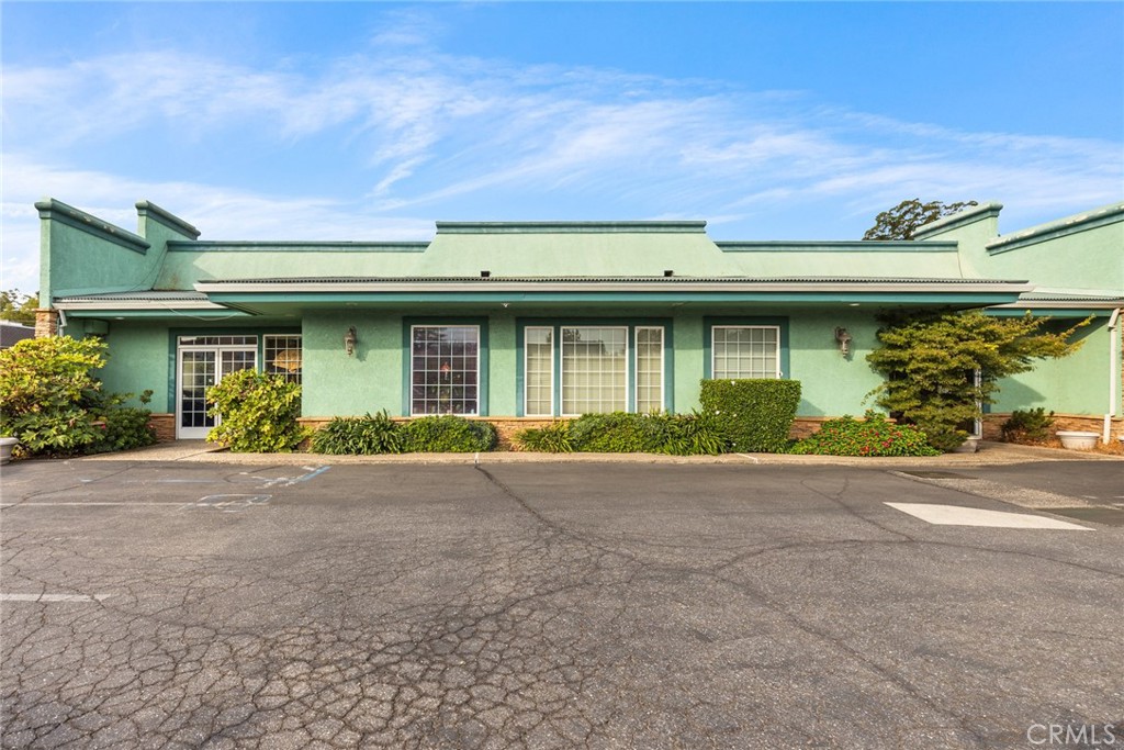 ±5,038 SF office building on Mangrove Ave with ~75’ of frontage and on-site parking. Currently configured as two suites but can be combined for single-tenant use. Suite A offers eleven private offices, break room, storage and restrooms; Suite B features reception, eight offices, storage and restrooms. Great owner/user opportunity—occupy one suite and lease the other or use the entire building.