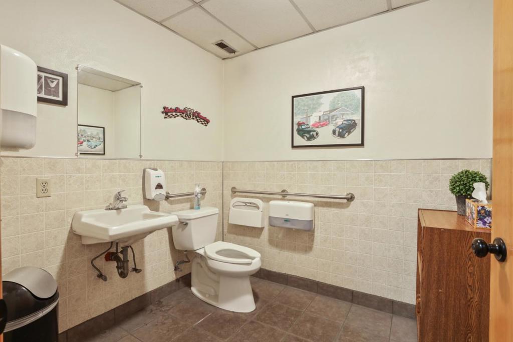 Main image without alt text