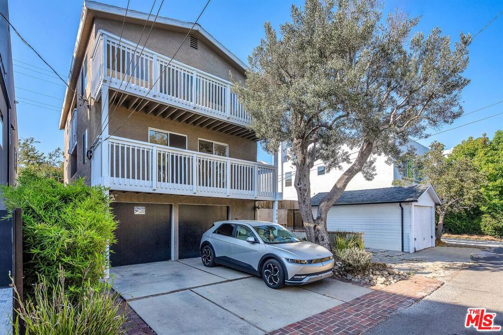 3 Bedroom, 1 1/2 Bath Townhome with Canal View. Quiet, 2 story detached Rear townhouse with approximately 1,650 sq ft, plus 4 balconies. Recently repainted, it is light, bright and breezy. Spacious kitchen with new refrigerator, built in oven and cooktop, dishwasher and pantry closet. Separate laundry room with new front loading washer & dryer. Plus additional storage. Central heating with modern ceiling fans in bedrooms. Straight on Canal view from living room on 2nd floor. 4 blocks to the beach, close to the marina, bike path, library, Abbot Kinney Blvd, bus route, and weekly Friday Farmers Market. Gardener included. 1 year minimum lease. Available now.