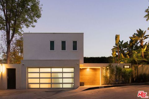 Photo of 9340 Readcrest Drive, Beverly Hills, CA 90210 (MLS # 26830097)