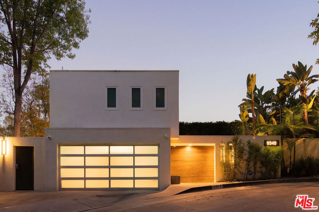 Photo of 9340 Readcrest Drive, Beverly Hills, CA 90210 (MLS # 26830097)