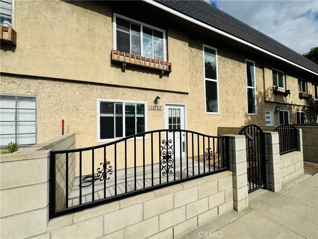 13753 los angeles st