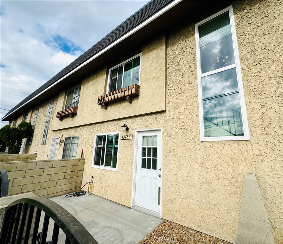 13753 los angeles st