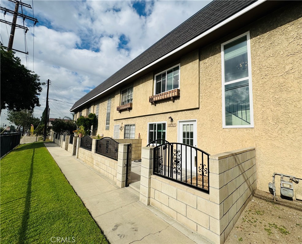 13753 los angeles st