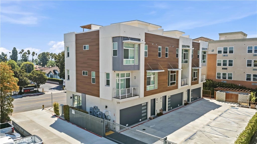 15 S Chapel Ave AVE