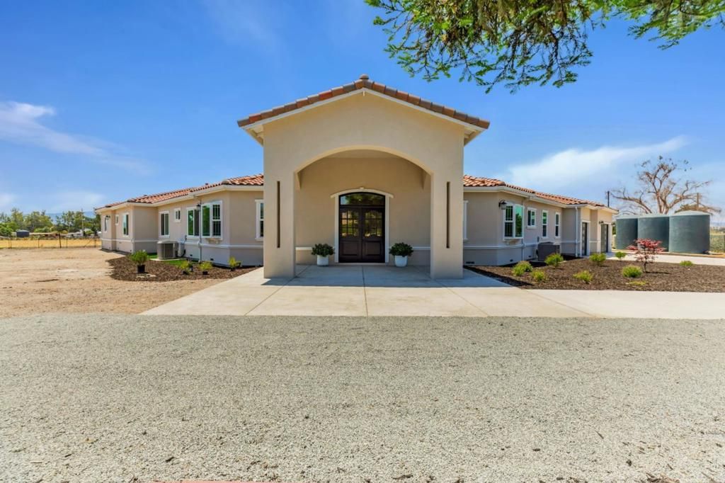 Photo of 10055 Foothill Avenue, Gilroy, CA 95020 (MLS # ML82022540)