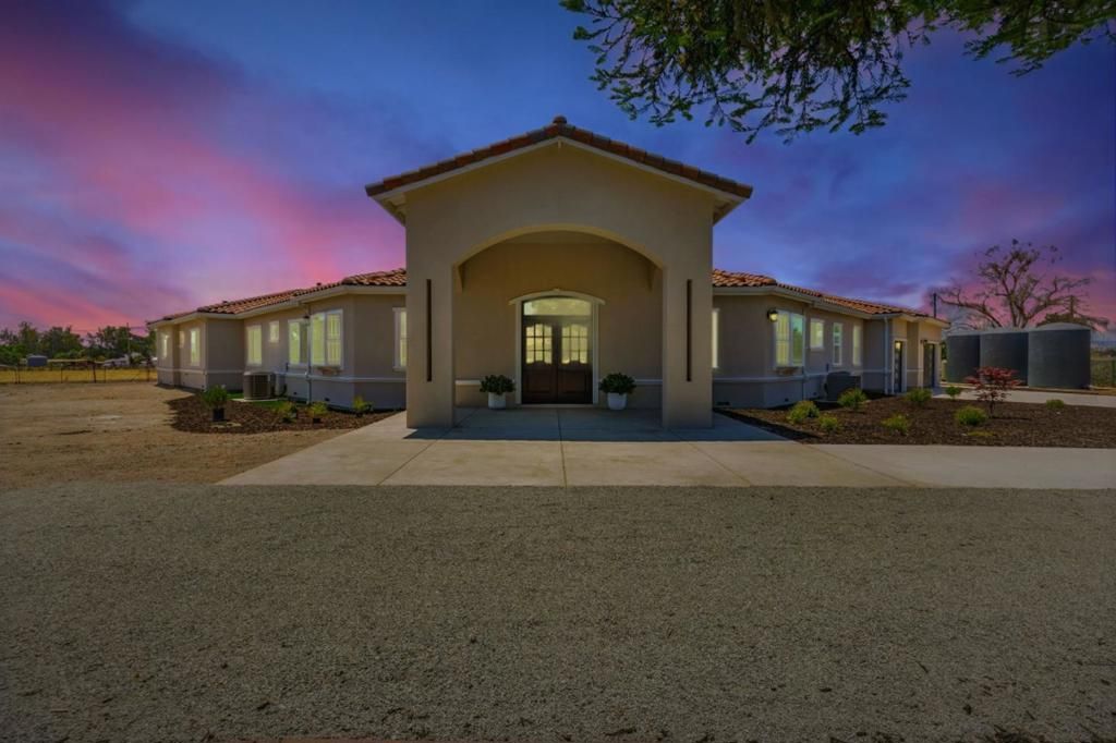 Photo of 10055 Foothill Avenue, Gilroy, CA 95020 (MLS # ML82022540)