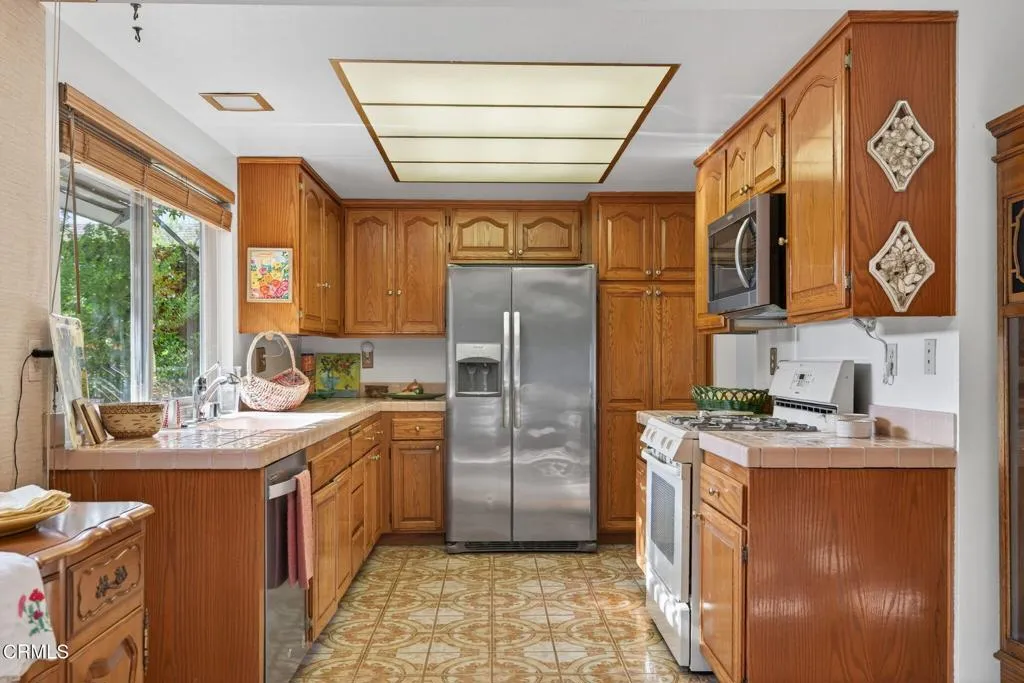 Ventura, California 93004, United States, 3 Bedrooms Bedrooms, ,3 BathroomsBathrooms,Residential,Active,240211