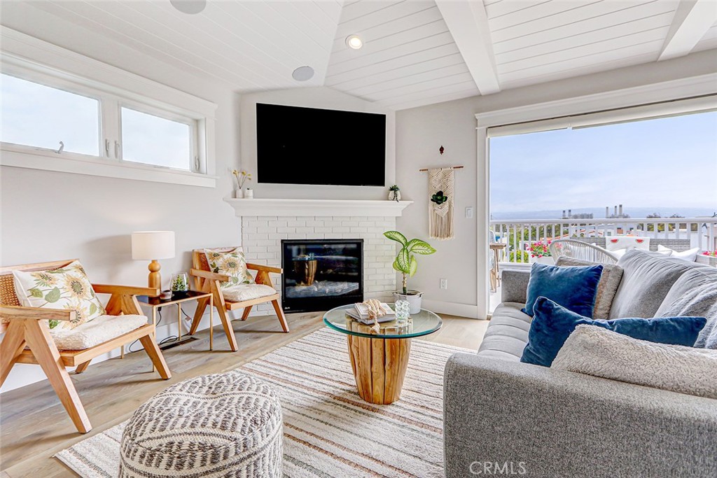 704 Loma
