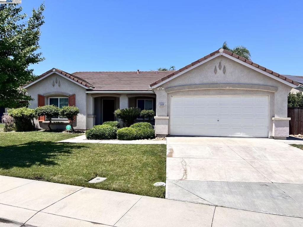 Luxurious home in Spano Park west community. 3 bedrooms possible 4, with 2 full bathrooms. Close to park, shopping mall nearby. Easy access to Highway 5.