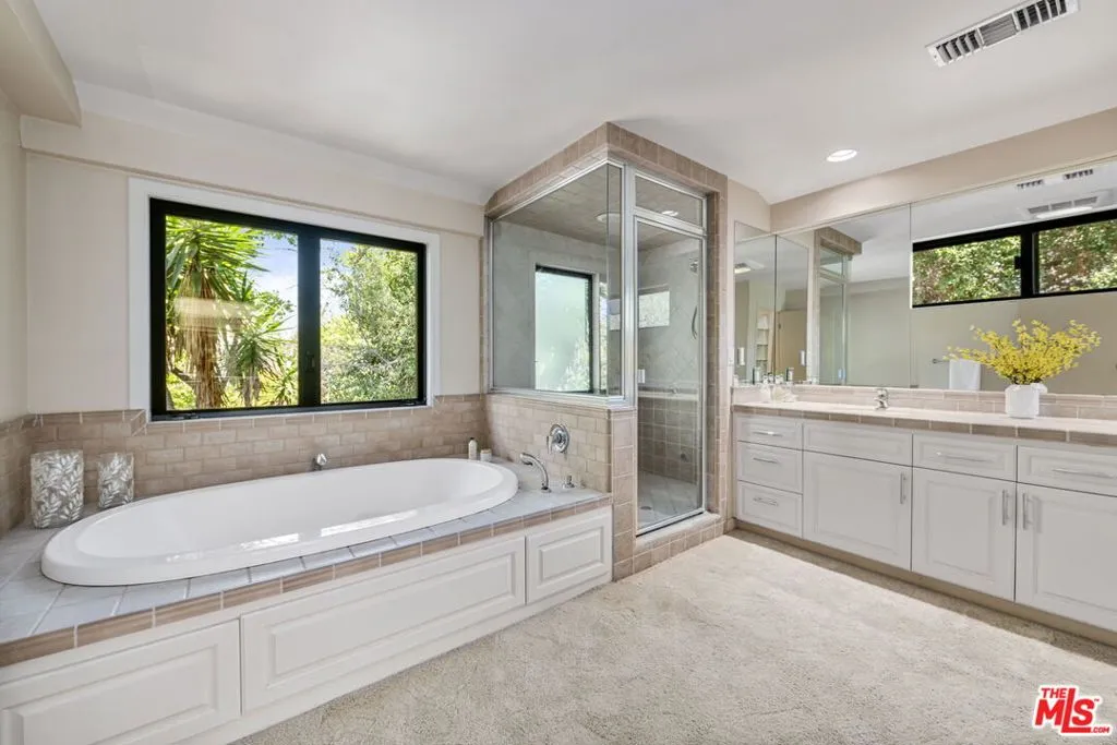 Los Angeles, California 90024, United States, 5 Bedrooms Bedrooms, ,4 BathroomsBathrooms,Residential,Active,179466