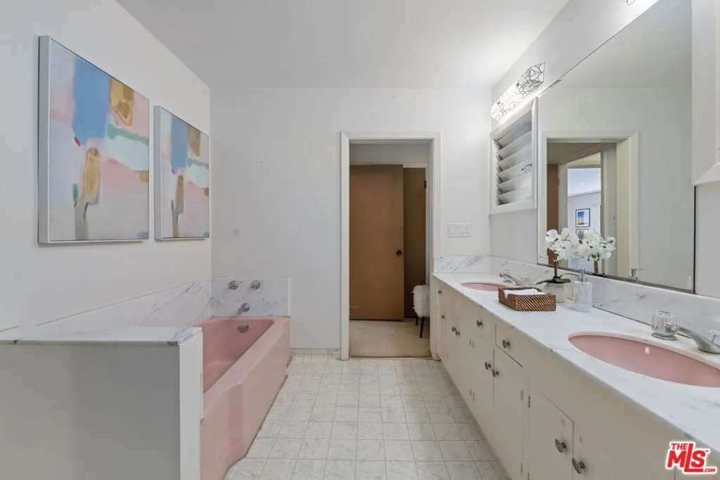 Los Angeles, California 90024, United States, 5 Bedrooms Bedrooms, ,4 BathroomsBathrooms,Residential,Active,179466