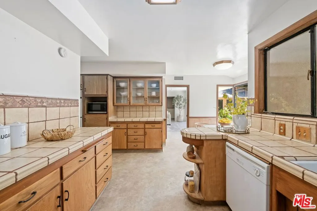 Los Angeles, California 90024, United States, 5 Bedrooms Bedrooms, ,4 BathroomsBathrooms,Residential,Active,179466