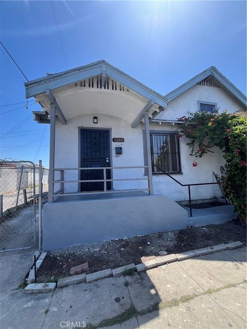 Photo of 5216 S Budlong Ave, Los Angeles, CA 90037 (MLS # DW26087793)