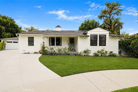 Photo of 13518 Emelita Street, Van Nuys, CA 91401 (MLS # SR26106503)