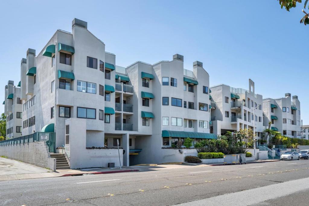 320 Peninsula Avenue