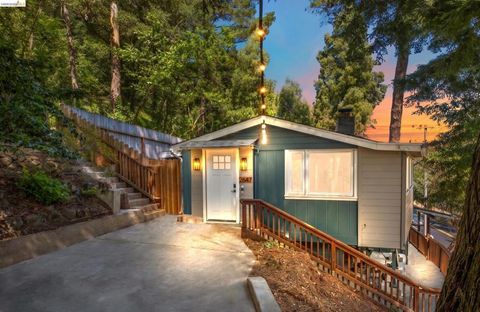 Photo of 2647 Monterey Blvd, Oakland, CA 94602 (MLS # 41135979)
