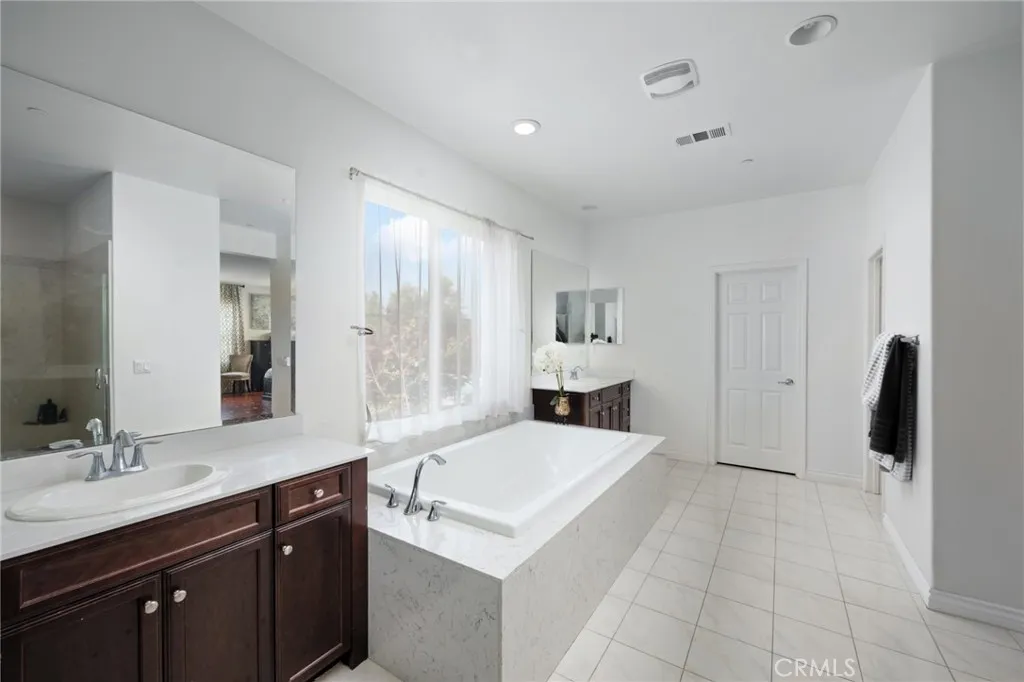 Ontario, California 91764, United States, 4 Bedrooms Bedrooms, ,3 BathroomsBathrooms,Residential,Active,120613