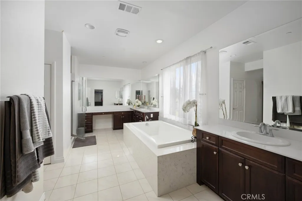 Ontario, California 91764, United States, 4 Bedrooms Bedrooms, ,3 BathroomsBathrooms,Residential,Active,120613